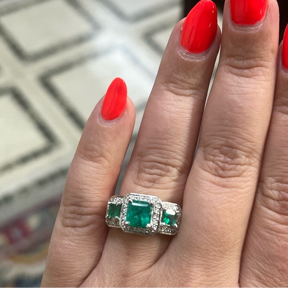 14k White Gold Diamond & Emerald Ring - Picture 7 of 9